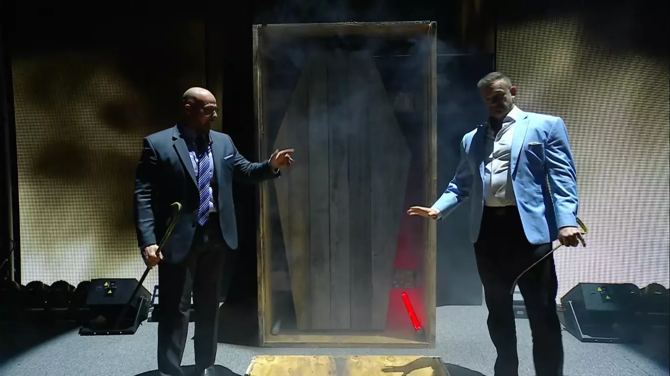 Кто скрывался за таинственным ящиком на Elimination Chamber 2026?