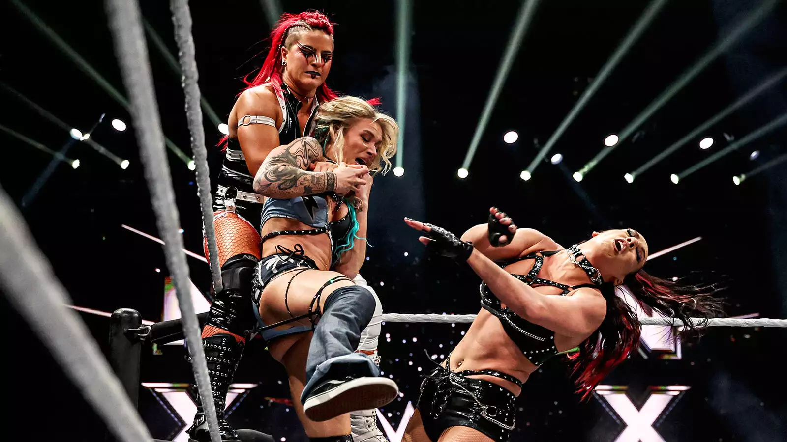 Чем закончился трёхсторонний матч за чемпионство женщин на NXT 17 марта?