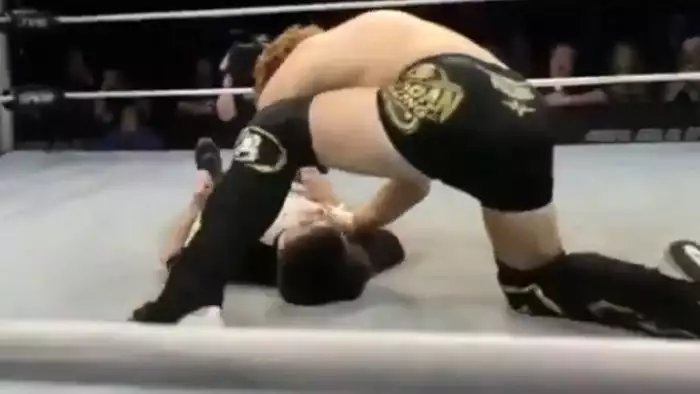 Видео: На шоу OVW рефери получил серьёзную травму головы и у него произошёл припадок