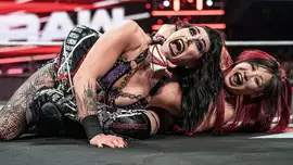 ТОП-10 шокирующих титульных смен по дороге к WrestleMania по...