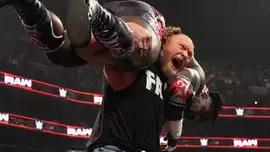 Оба Феми является фаворитом матча против Брока Леснара на Wr...