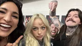 Лив Морган и Роксанн Перес проверяются на сотрясение мозга; ...