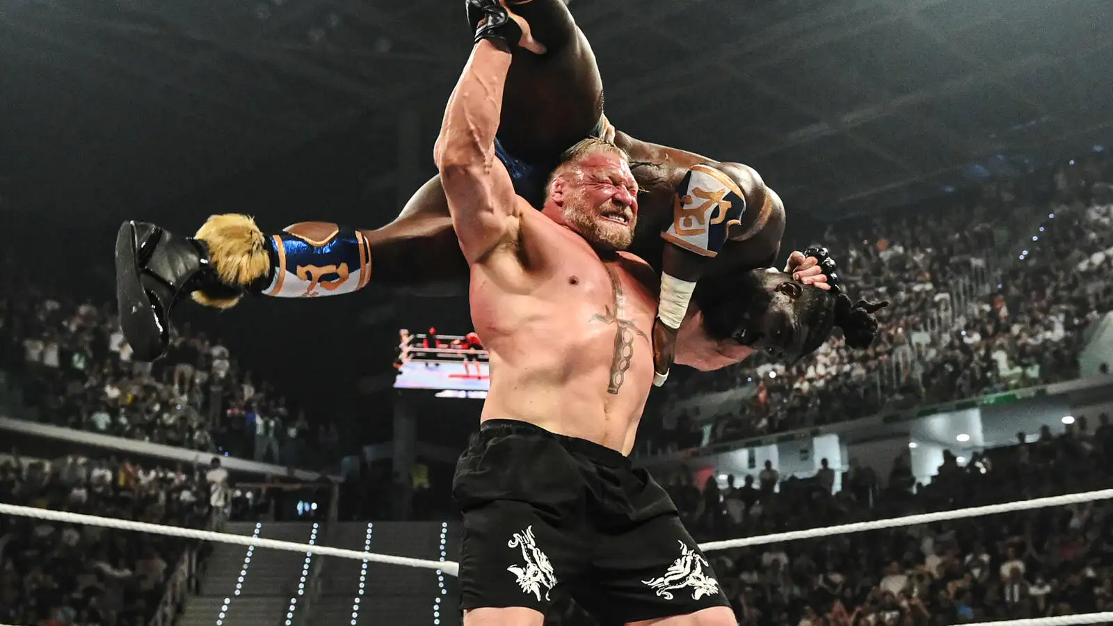 Чем закончился матч Брока Леснара и Оба Феми на Clash in Italy 2026?