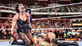 ТОП-10 шокирующих вырываний из финишёров по версии WWE