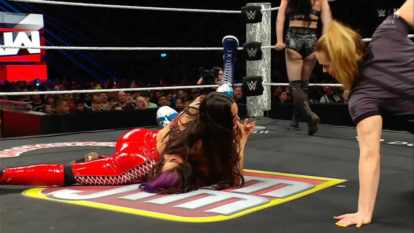 Чем закончился матч за женские командные чемпионства на Raw в Лондоне?