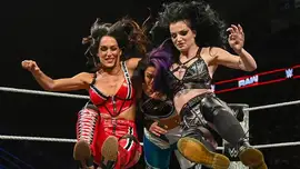 Чем закончился матч за женские командные чемпионства на Raw ...