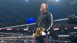 Чем закончилась первая защита неоспоримого чемпионства WWE С...