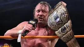 Кенни Омега отпразднует выигрыш чемпионства AEW; Мерседес Мо...