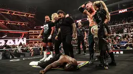 Закулисная реакция на отклонение от сценария Оба Феми на Raw