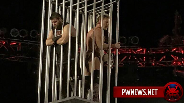 Кевина Оуэнса и Криса Джерико закрыли в клетке и подвесили над рингом после выхода RAW из эфира (видео)