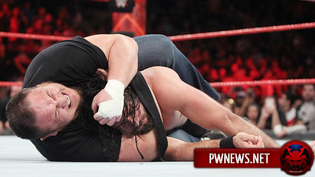BREAKING: Сэт Роллинс травмировался в сегменте с Самоа Джо на Raw