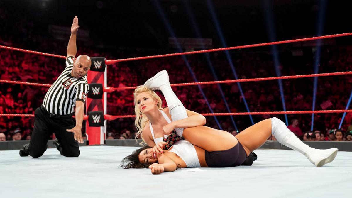 Идентификация соперницы Лэйси Эванс на Raw; Саша Бэнкс числится в списке звёзд на европейский тур WWE